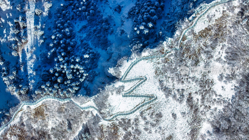 成都西岭雪山景区的阴阳界航拍特写