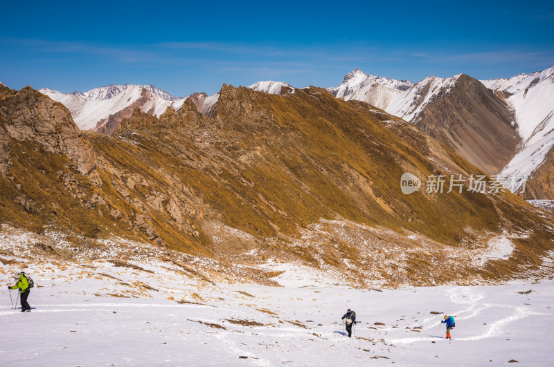 雪山徒步攀登旅行