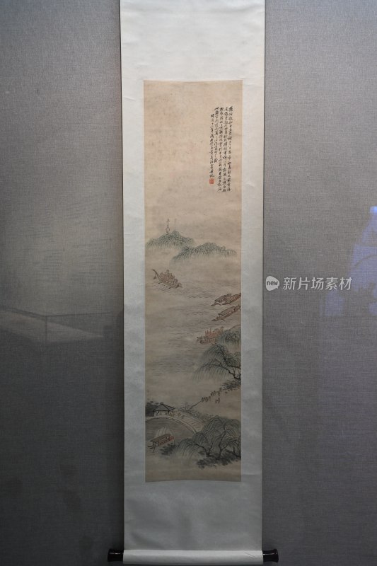 中式山水卷轴古画