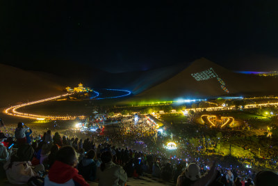 鸣沙山月牙泉夜景万人星空演唱会