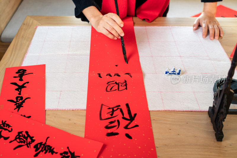 中国农历新年正在书写春联的中国女性特写