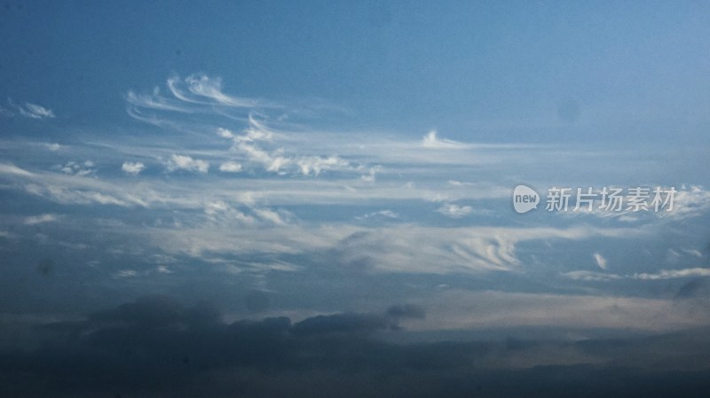 天空中飘着缕缕白云的开阔景象