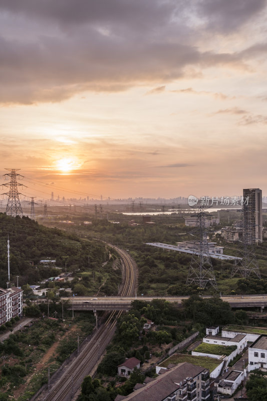 暮色下城市天际线全景