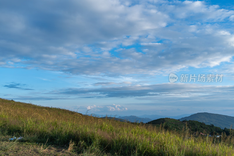 山顶的天空和风景