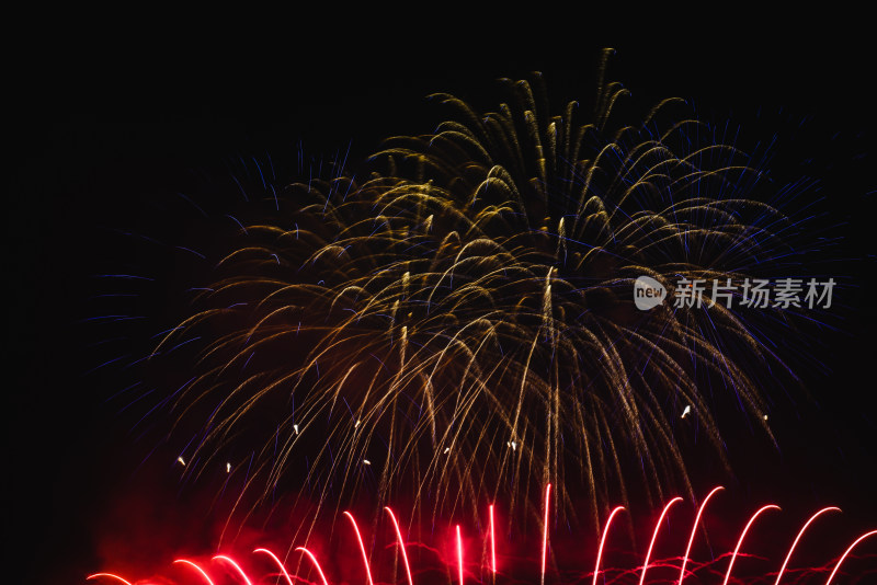 新年春节天空焰火烟火照亮庆祝背景