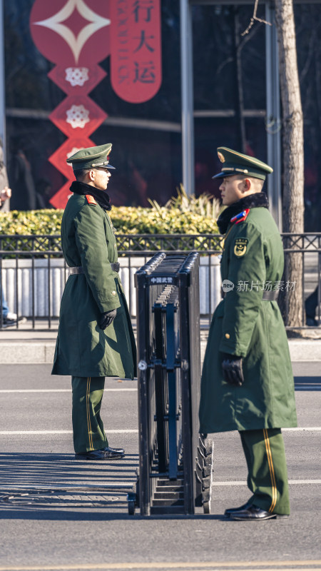 两名身着制服的军人站岗