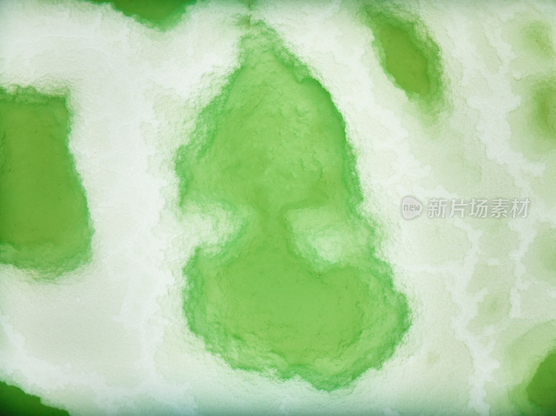 翠绿色的盐湖