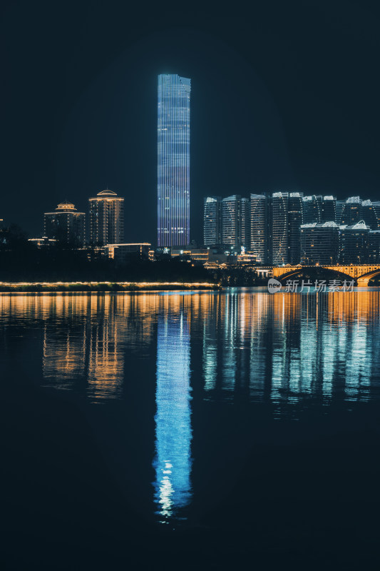 江边摩天大楼与水面倒影-柳州夜景