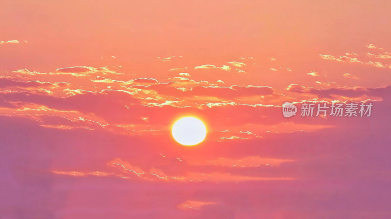 金黄色太阳在朝霞中缓慢升起日出云海美景