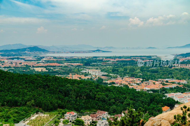 青岛崂山仰口景区，眺望远处的村落