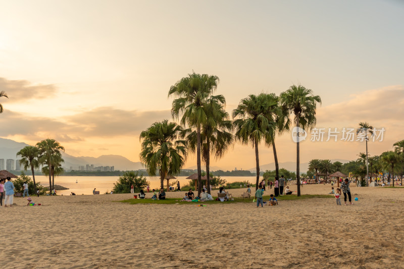 城市湖边沙滩黄昏休闲场景