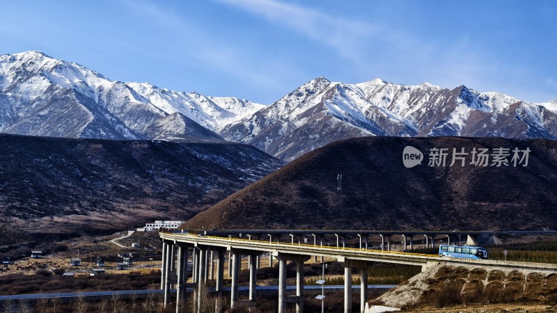 雪山下的高架桥风景