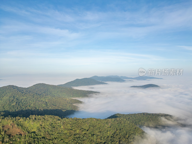 航拍云海之上的山峦