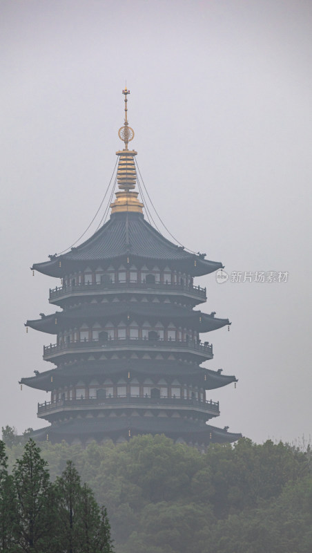 杭州西湖长桥公园雷峰塔雾色景观