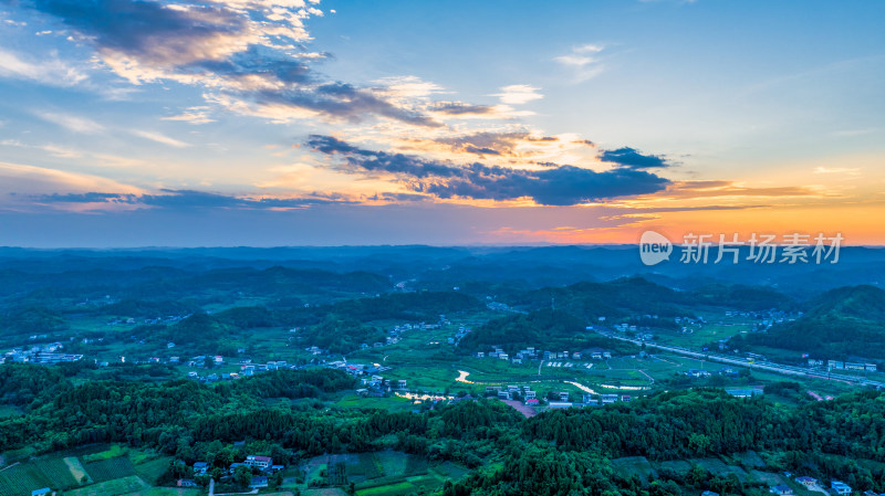 夕阳下四川德阳苍山镇丘陵地区的乡村农田