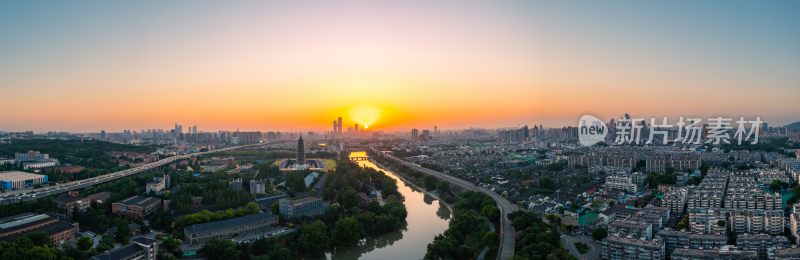 日落时南京秦淮河与大报恩寺