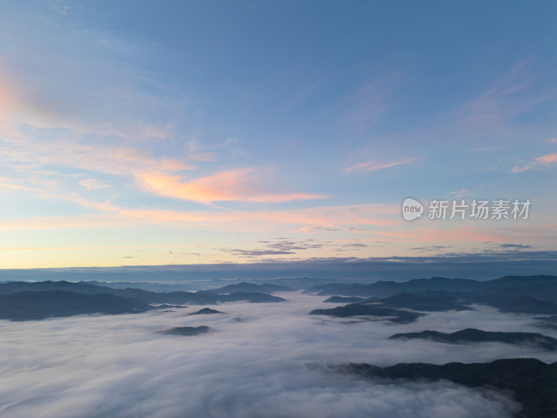 航拍云海之上的壮丽日出景象