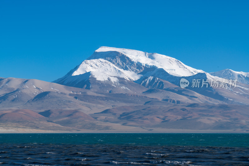 西藏阿里拉昂错和纳木那尼峰
