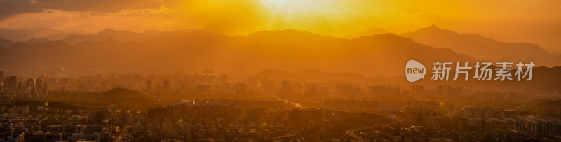 夕阳下的北京西山全景