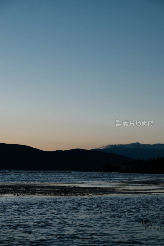 山水间暮色水景