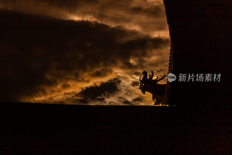 日落天空下的寺院