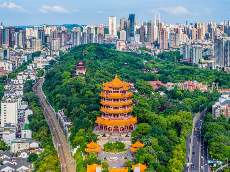 夏季航拍武汉黄鹤楼景区与城市天际线风光