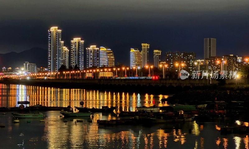 厦门滨水夜景与停泊船只及海上地铁