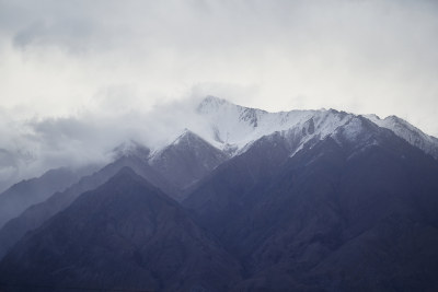 云层下的雪山