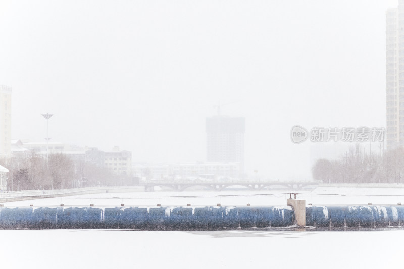 冬季白雪覆盖的河道