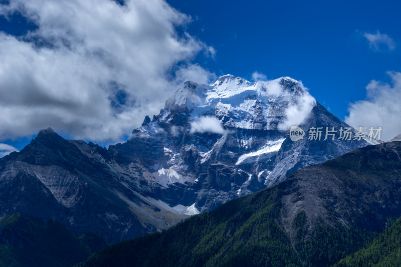 巍峨雪山风景，山顶覆盖着皑皑白雪