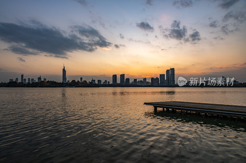 黄昏夕阳南京玄武湖城市建筑景观