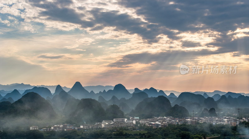 桂林鸟瞰图大山群山耶稣光金光夕阳
