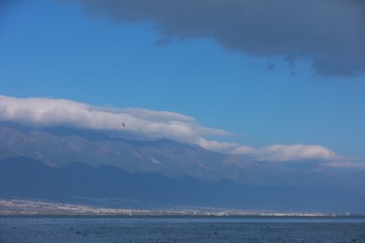 蓝天白云下的连绵山脉苍山洱海壮丽景象