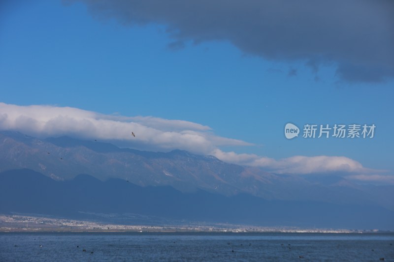 蓝天白云下的连绵山脉苍山洱海壮丽景象