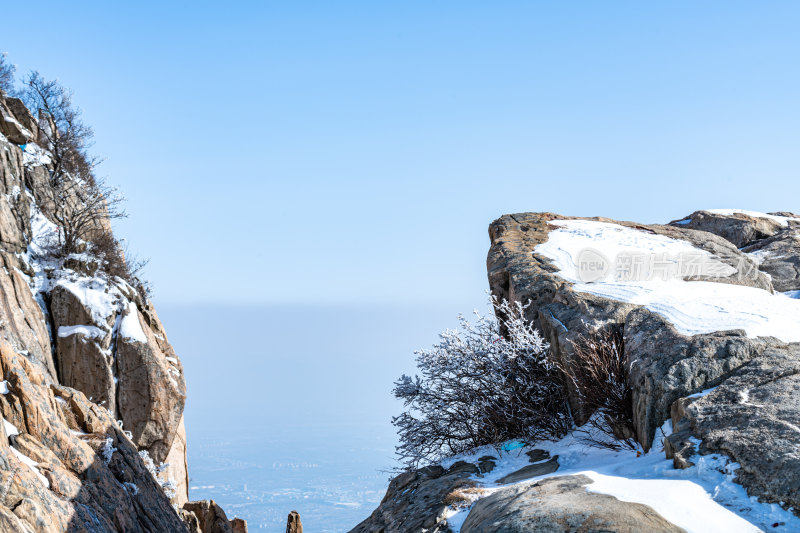 春雪后的泰安泰山风景区自然风光景点景观