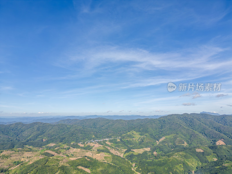 辽阔壮观的群山航拍全景