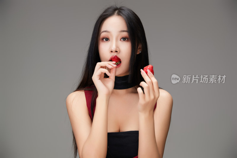 吃水果的亚洲东方长发少女