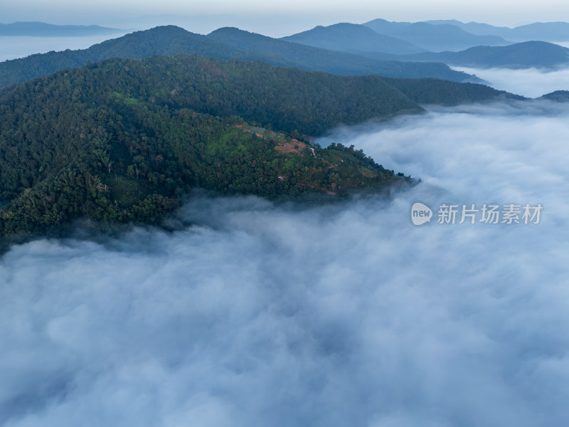 航拍云海之上的山峦