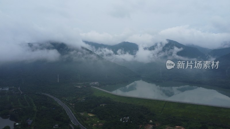 广东东莞：雨后银瓶山上空出现云海