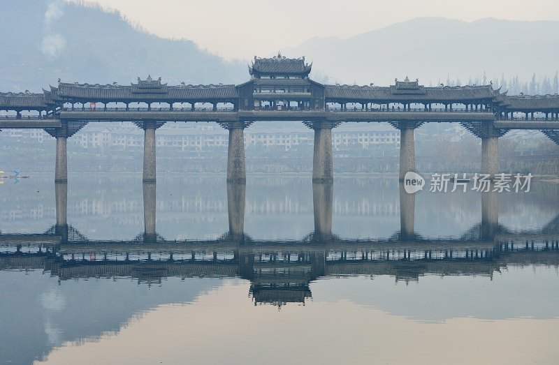 水上古风廊桥倒影对称构图景观