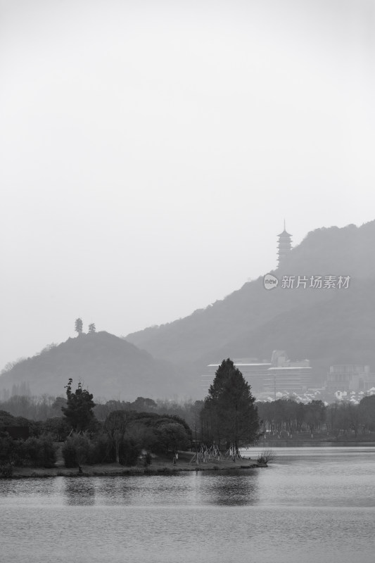 杭州湘湖山水间古塔朦胧景致