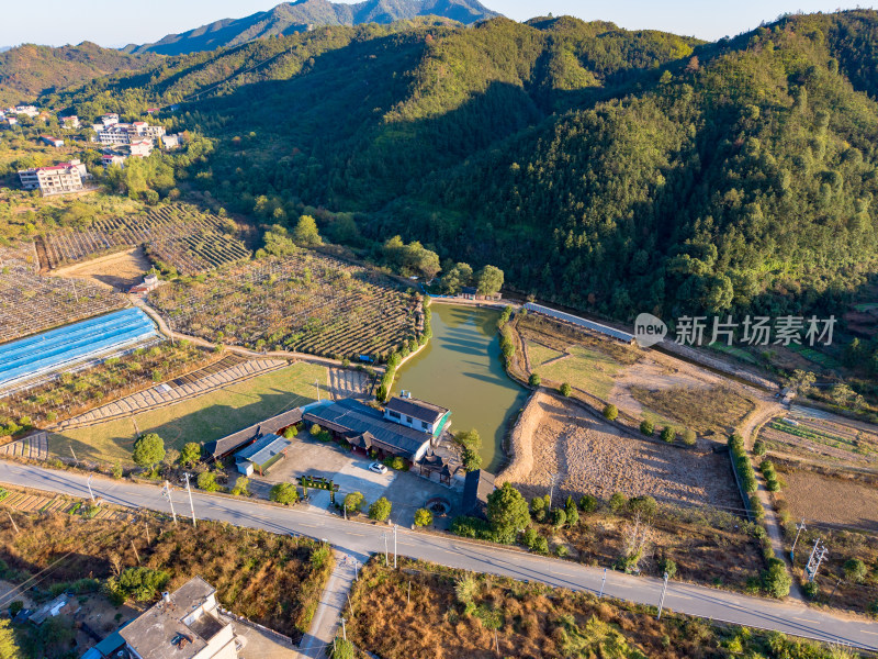 大山农村房屋公路航拍图