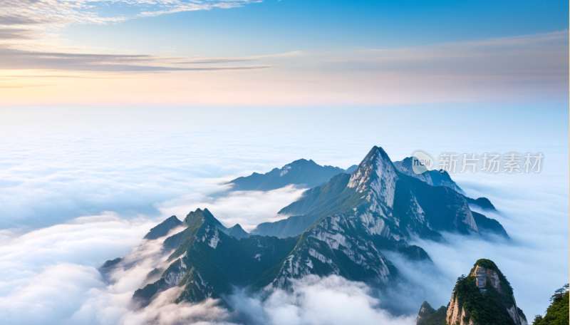 云雾缭绕的壮丽华山山景