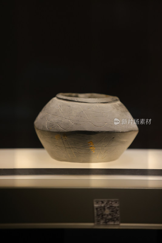 博物馆文物新石器时代崧泽文化刻符折腹罐