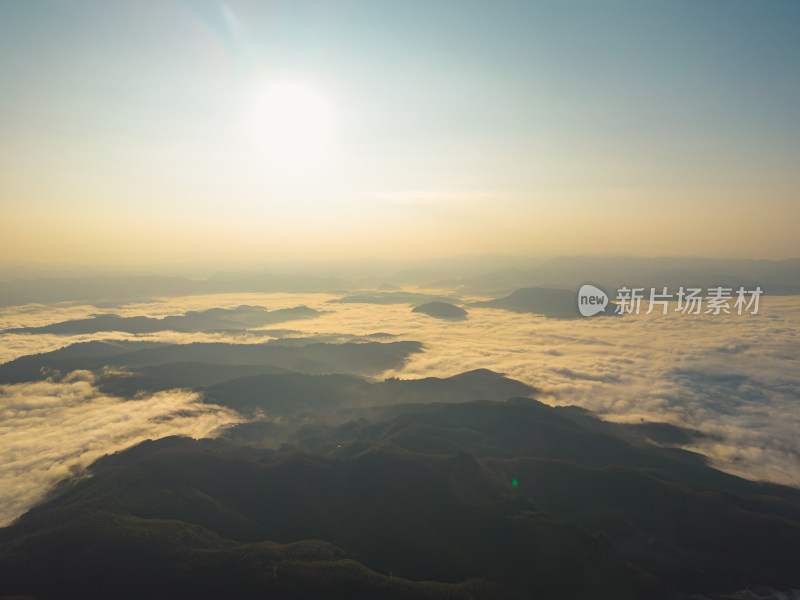 航拍日出时的高山和云海自然风光