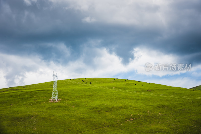 高耸入云的输电塔与青翠山峦