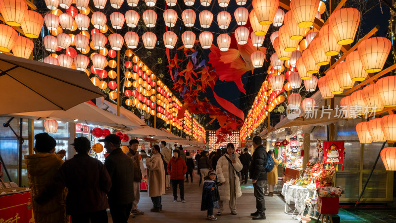 成都高新区铁像寺水街的新年氛围