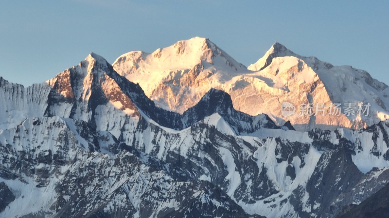 日照金山雪山