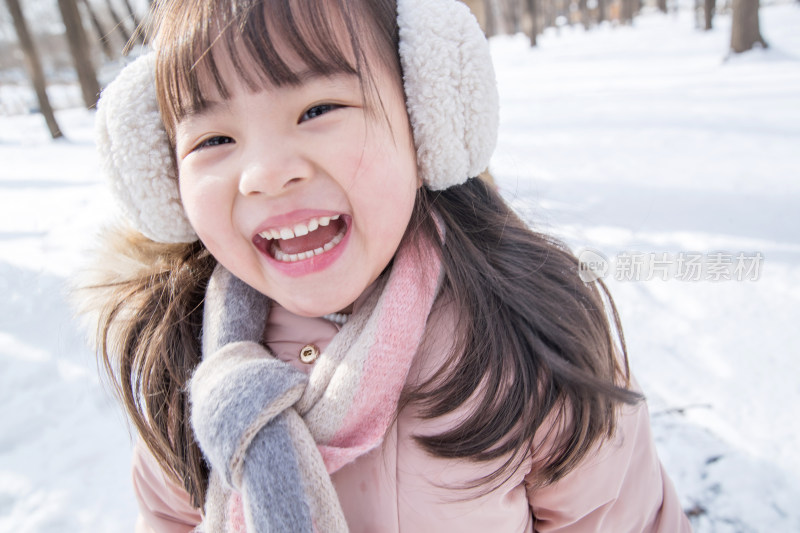 快乐的小女孩在雪地里玩耍