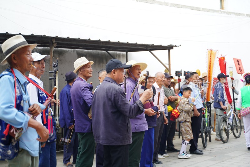 大理白族端午节身着民族服饰人们在户外表演